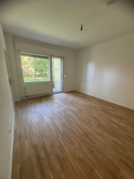 +SCHNELL EINZIEHEN+ 2-Raum Wohnung frisch renoviert — photo 1